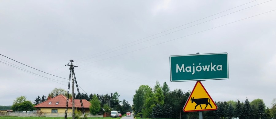 Jest takie miejsce w Polsce, gdzie mieszkańcy nie muszą wyjeżdżać na majówkę, bo... mieszkają w Majówce. Mowa o wsi Majówka pod Pabianicami w Łódzkiem. Na dwa tygodnie przed majówką zaglądamy do tej sielskiej wsi.