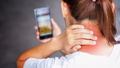 Jak smartfon może zrujnować kręgosłup?