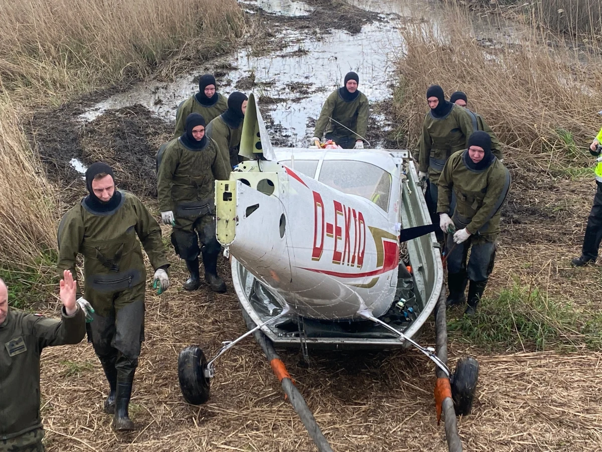 Łódź, samochód ciężarowy z wyciągarką, dwa samochody terenowe i dziesięciu żołnierzy - takie siły były potrzebne do wydobycia cessny z podmokłego terenu w warszawskim Wawrze. Na wydobycie awionetki potrzeba było kilku godzin.