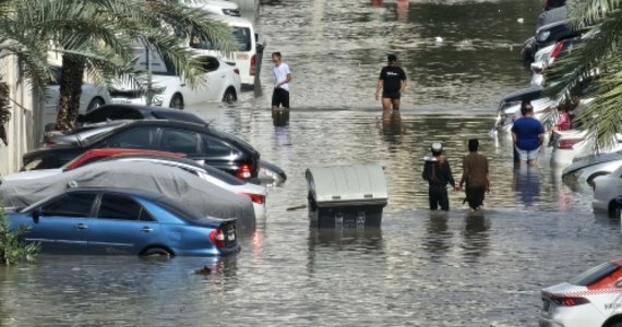 Po Dubaju potężne ulewy nękają teraz Oman. W krajach położonych nad Zatoką Perską w powodziach życie straciło już 20 osób. Wstrzymany został ruch lotniczy w porcie w Dubaju, drugim co do wielkości na świecie. W Zjednoczonych Emiratach Arabskich spadło tyle deszczu, na ile kraj ten może liczyć średnio w ciągu 18 miesięcy.