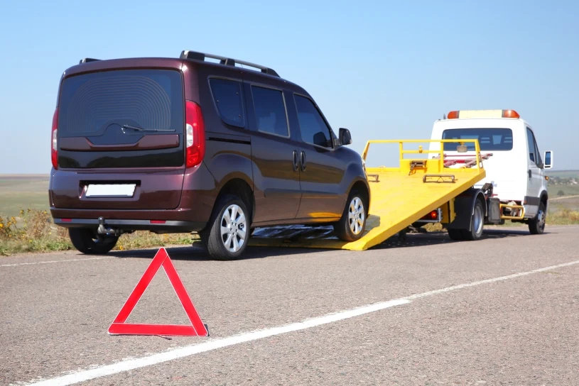 Auto zepsuło się na autostradzie. Co zrobić krok po kroku?