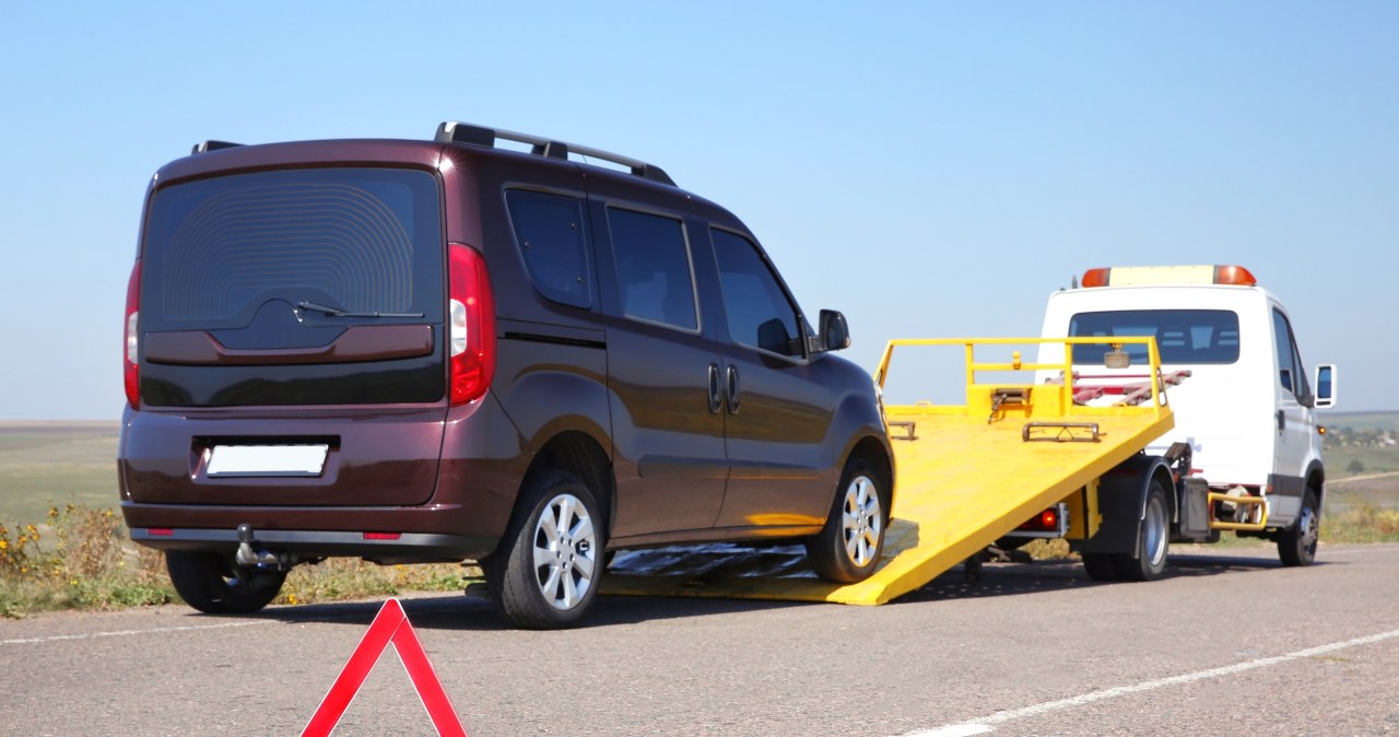 Auto zepsuło się na autostradzie. Co zrobić krok po kroku?