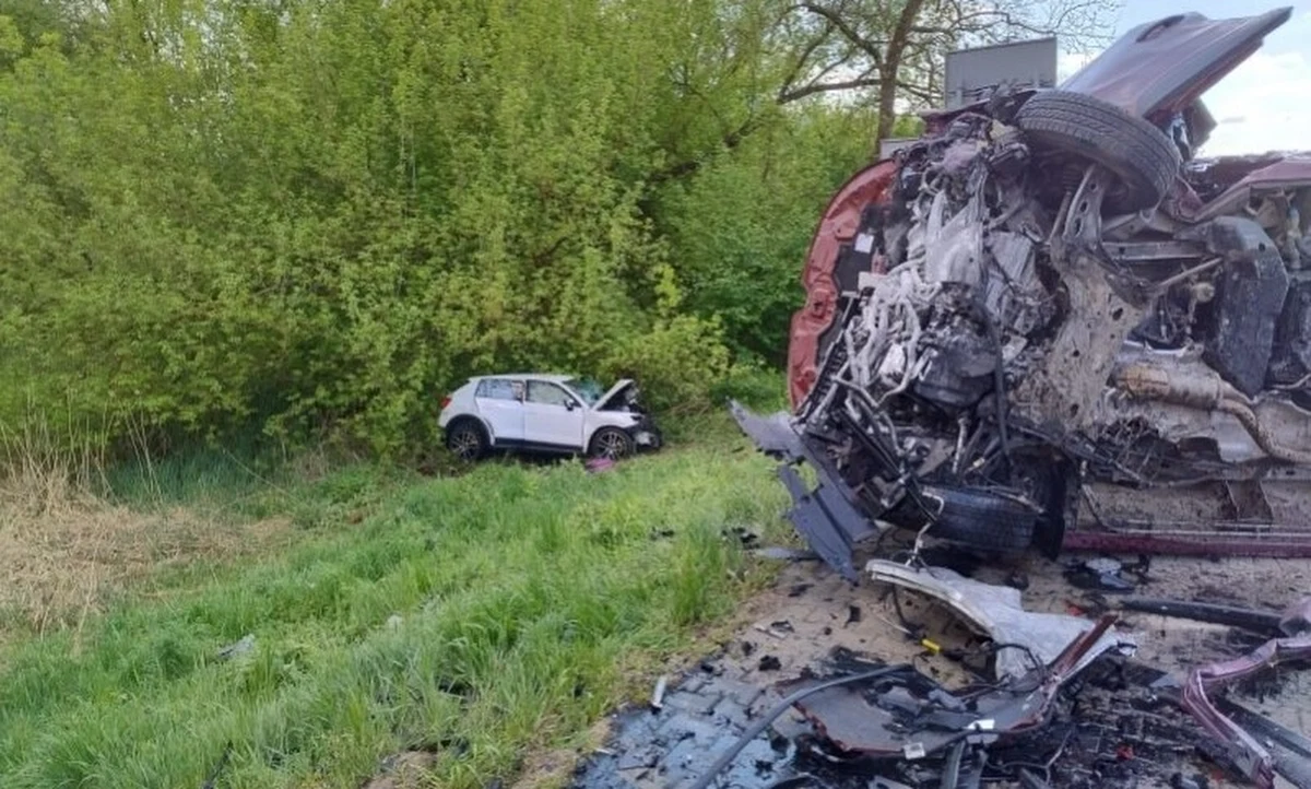 Poważny wypadek na drodze krajowej nr 79 w Świętokrzyskiem. W wyniku zderzenia busa z samochodem osobowym zginęły 2 osoby, a 8 zostało rannych.