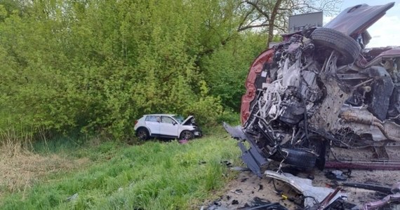 Poważny wypadek na drodze krajowej nr 79 w Świętokrzyskiem. W wyniku zderzenia busa z samochodem osobowym zginęły 2 osoby, a 8 zostało rannych.