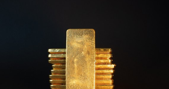 To absolutny rekord! Złoto w polskiej walucie nigdy nie było tak drogie. Cena uncji przekroczyła 9 800 złotych.