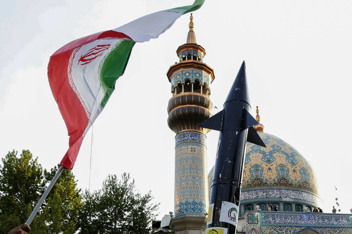 „Iran ewakuuje i wycofuje oficerów Strażników Rewolucji i innych formacji z Syrii” – podaje „Wall Street Journal”. Ma to być przygotowanie na atak odwetowy ze strony Izraela, który jak wskazuje dziennik, wciąż nie podjął decyzji o formie odpowiedzi.