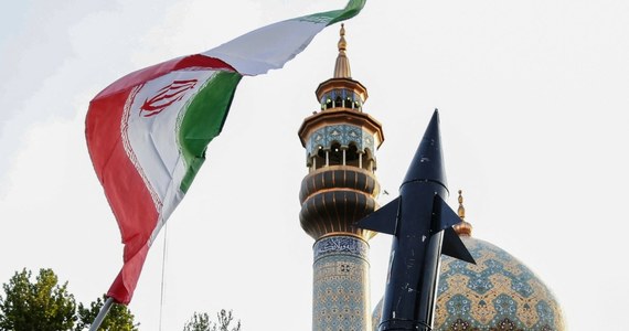 „Iran ewakuuje i wycofuje oficerów Strażników Rewolucji i innych formacji z Syrii” – podaje „Wall Street Journal”. Ma to być przygotowanie na atak odwetowy ze strony Izraela, który jak wskazuje dziennik, wciąż nie podjął decyzji o formie odpowiedzi.