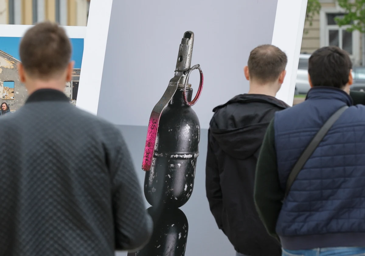 Około 650 tys. mężczyzn w wieku poborowym wyjechało z Ukrainy od początku wojny, uciekając przed poborem - podało Politico w artykule opisującym spadające morale w społeczeństwie ukraińskim. Osłabienie nastrojów związane jest z niewystarczającymi dostawami amunicji i niedostatecznym wsparciem Zachodu - podkreśla portal.