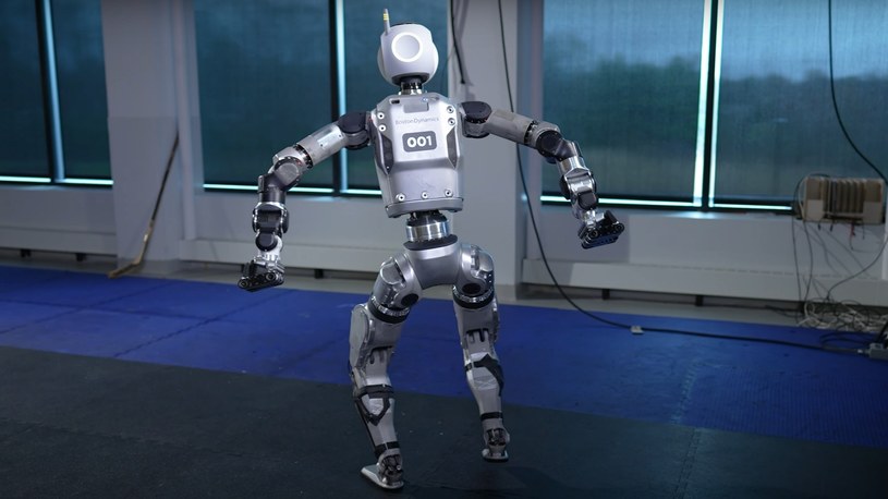 Słynna na cały świat firma Boston Dynamics ogłosiła koniec rozwoju projektu humanoidalnego robota ATLAS i jednocześnie zapowiedziała rozpoczęcie prac nad nową, znacznie bardziej zaawansowaną maszyną. Powitajmy robota ATLAS 2.0.
