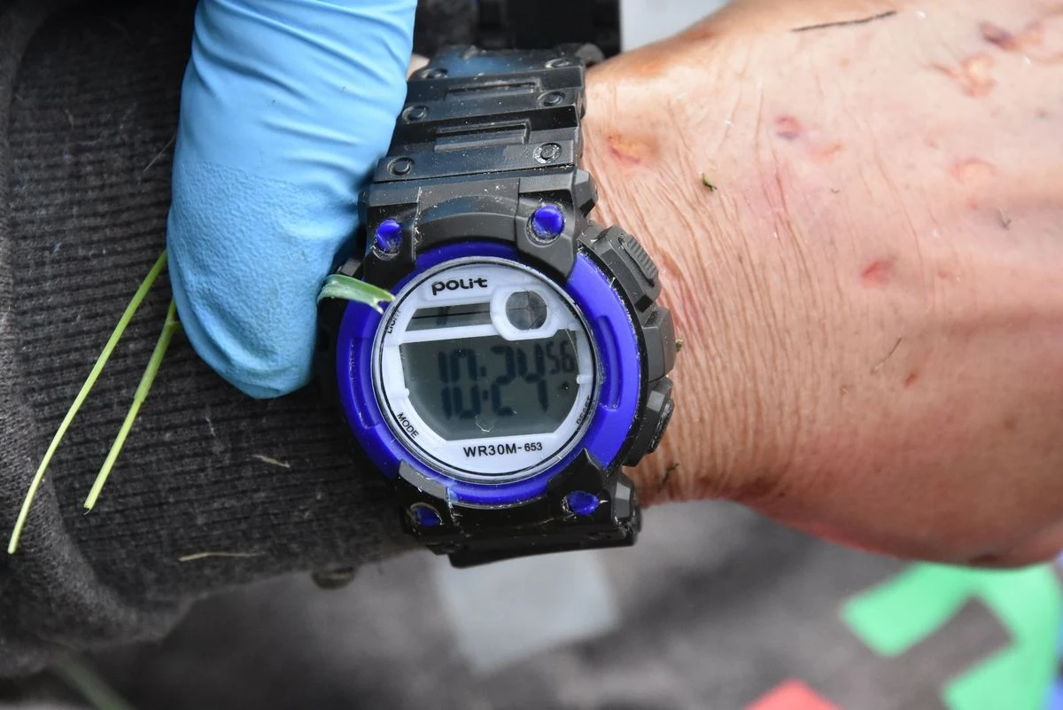 Miała około 50 lat, dwa złote zęby, biżuterię w tym samym kolorze, na ręce zegarek i nosiła plecak. Tydzień temu w Rzeszowie znaleziono ciało kobiety. Policja prosi o pomoc w identyfikacji zwłok.