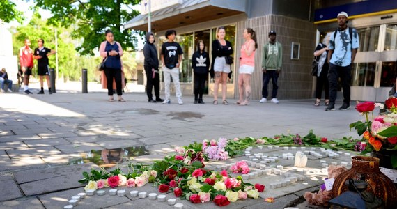 W sądzie rejonowym Attunda pod Sztokholmem rozpoczął się proces 20-letniego Polaka. Miłosz O. jest oskarżony o zamordowanie dwóch osób. Do strzelaniny doszło w czerwcu 2023 roku na wypełnionym ludźmi placu przed centrum handlowym Farsta w stolicy Szwecji.