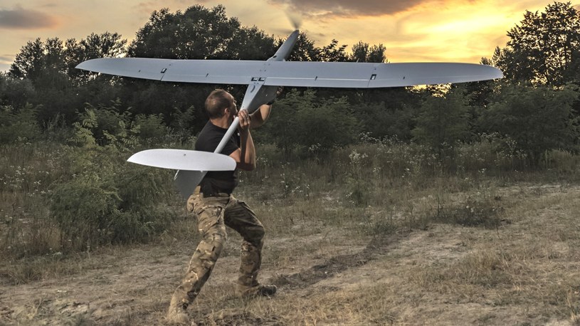 Agencja Uzbrojenia i Grupa WB podpisały umowę za dostarczenie Wojsku Polskiemu siedmiu zestawów świetnych dronów obserwacyjnych FlyEye. Robią one ogromną furorę na Ukrainie i pozwolą lepiej chronić granic Polski.