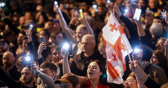 Około 20 tys. osób demonstrowało w środę w stolicy Gruzji Tbilisi przeciwko tzw. ustawie o przejrzystości wpływów zagranicznych, zwanej też ustawą o zagranicznych agentach. Dzień wcześniej została ona przyjęta przez gruziński parlament w pierwszym czytaniu.