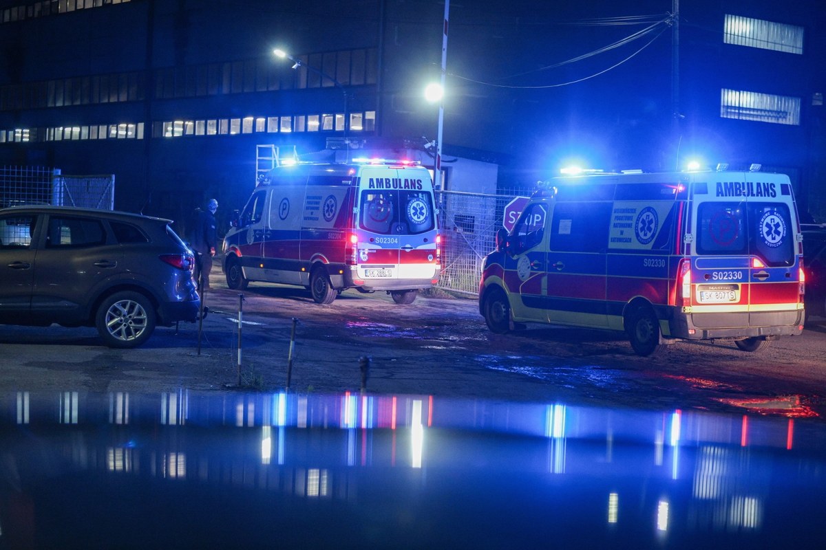 Nie żyje jeden z pracowników poszkodowanych w wyniku wstrząsu w  kopalni Mysłowice-Wesoła. To 43-letni górnik z 14-letnim stażem pracy. Pozostali ranni - 8 osób - zostali wydobyci na powierzchnię i przetransportowani do szpitali.