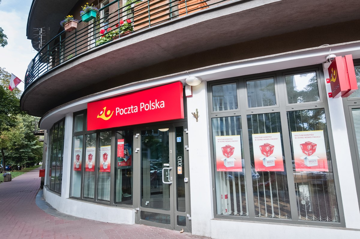 Poczta Polska ma radykalnie zredukować zatrudnienie i ograniczyć liczbę otwartych okienek i czas pracy urzędów - pisze „Rzeczpospolita”.