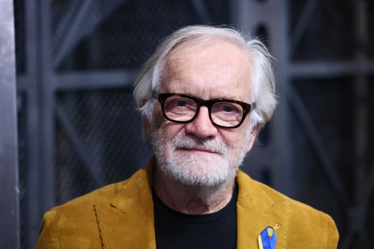 Wiemy już, kto oceni filmy prezentowane w dwóch konkursach na 17. festiwalu Mastercard OFF CAMERA, który w przyszłym tygodniu rozpocznie się w Krakowie. Wśród jurorów są m.in. Andrzej Seweryn, reżyserka castingu Ridleya Scotta - Kate Rhodes James - oraz nagrodzony Oscarem za scenariusz do "Ojca" Christopher Hampton. 