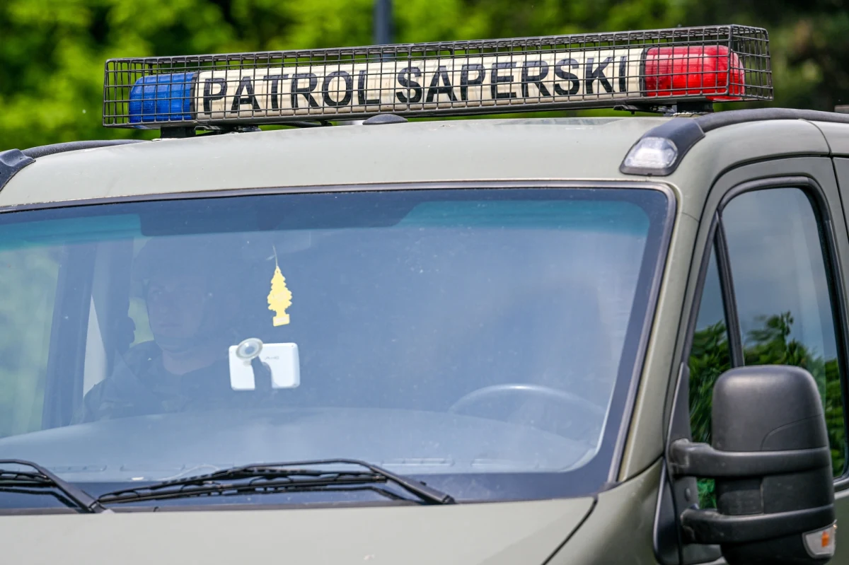 Bomba lotnicza z czasów II wojny światowej, którą znaleziono w lesie na obrzeżach Szczecina, zostanie wywieziona przez saperów z terenu miasta. Akcja odbędzie się w piątek, 19 kwietnia w godzinach porannych. 

