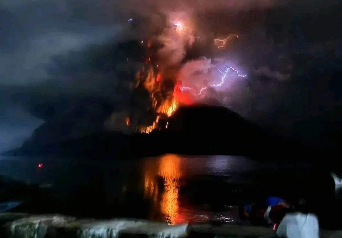 Ministerstwo transportu Indonezji powiadomiło w czwartek o zamknięciu do północy międzynarodowego lotniska w mieście Manado. Lotnisko jest położone o około 100 km od wulkanu Ruang, który od wtorku wybuchł przynajmniej pięciokrotnie. Poziom alarmu został podniesiony do najwyższego.