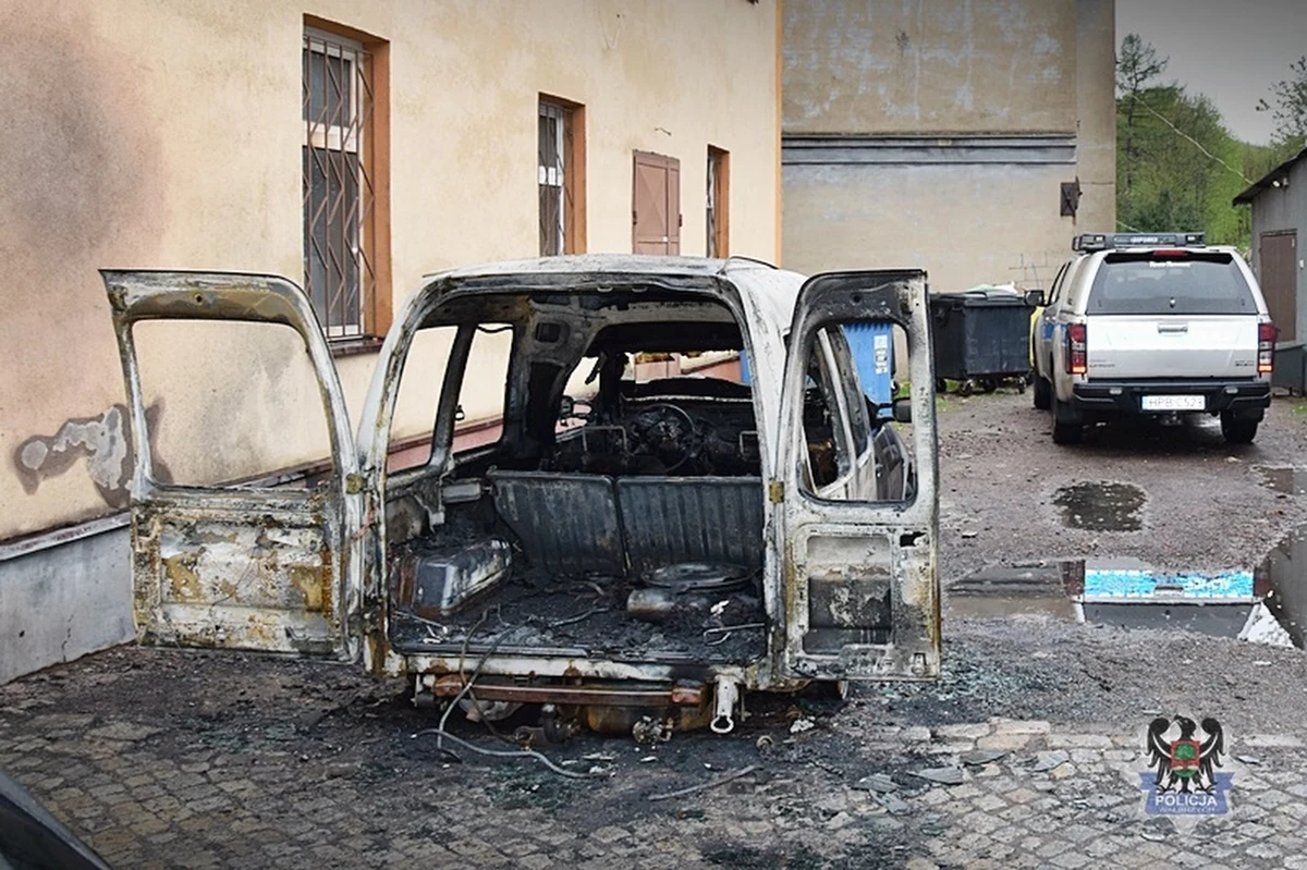 Policjanci z Boguszowa-Gorc zatrzymali 29-latka podejrzanego o podpalenie samochodu osobowego przy ul. Traugutta. Ustalono, że wcześniej podejrzany groził pokrzywdzonemu oraz jego żonie pobiciem i spaleniem pojazdu, próbując zmusić ich do wycofania zeznań. Sprawcy za popełnione przestępstwa może grozić teraz kara pozbawienia wolności do 5 lat.