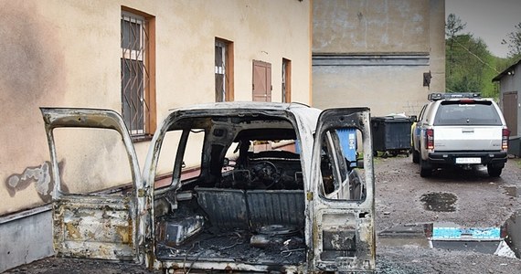 Policjanci z Boguszowa-Gorc zatrzymali 29-latka podejrzanego o podpalenie samochodu osobowego przy ul. Traugutta. Ustalono, że wcześniej podejrzany groził pokrzywdzonemu oraz jego żonie pobiciem i spaleniem pojazdu, próbując zmusić ich do wycofania zeznań. Sprawcy za popełnione przestępstwa może grozić teraz kara pozbawienia wolności do 5 lat.