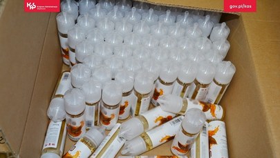 Przejęli 4 tysiące płynów e-papierosów bez polskich znaków akcyzy o wartości 86 tys. złotych