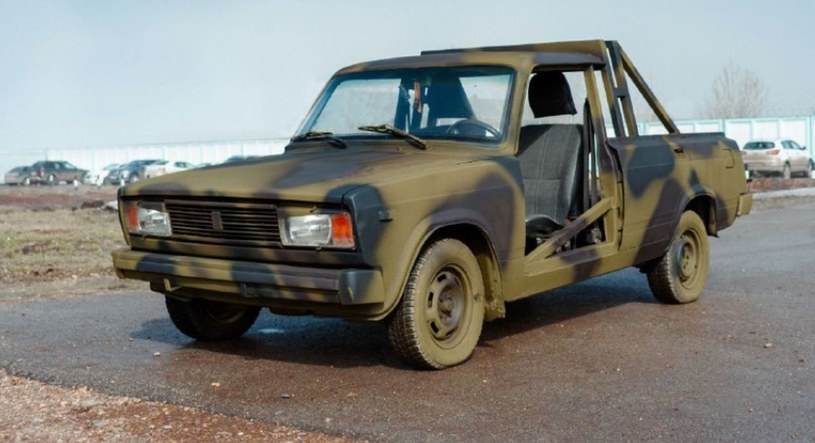 Rosyjskie przedsiębiorstwo Urałwagonzawod ogłosiło na swoim Telegramie, że zwróciło się w stronę modyfikacji samochodów cywilnych. A konkretniej modelu VAZ-2104, znanego lepiej jako Łada, który zmienia w wojskowe buggy.