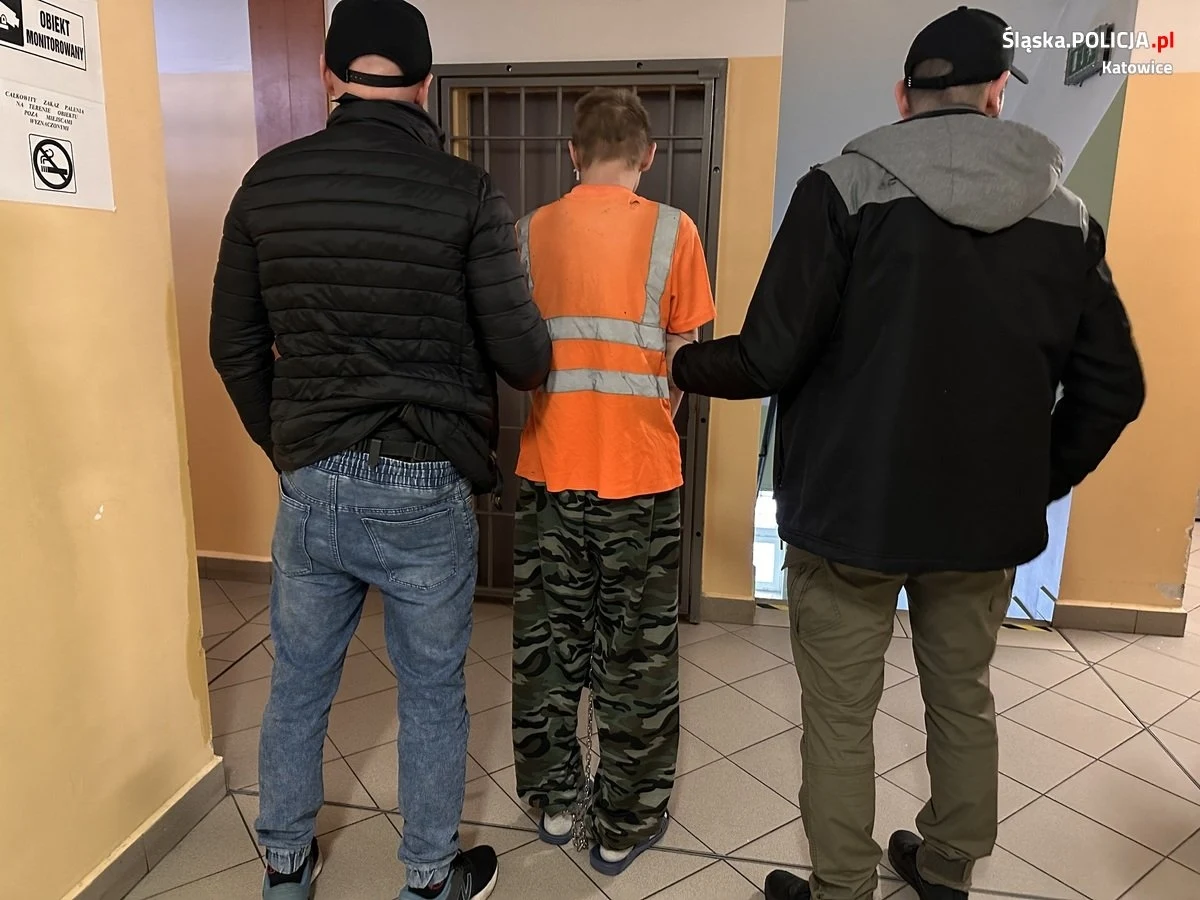 Dramatyczne sceny rozegrały się w autobusie jadącym z Katowic do Dąbrowy Górniczej. Mężczyzna zaatakował nożem 16-latka. Dzięki interwencji pasażerów udało się zatrzymać agresora. Nastolatek został ranny w okolicy brody i obojczyka. Napastnik został tymczasowo aresztowany i usłyszał zarzut usiłowania zabójstwa.