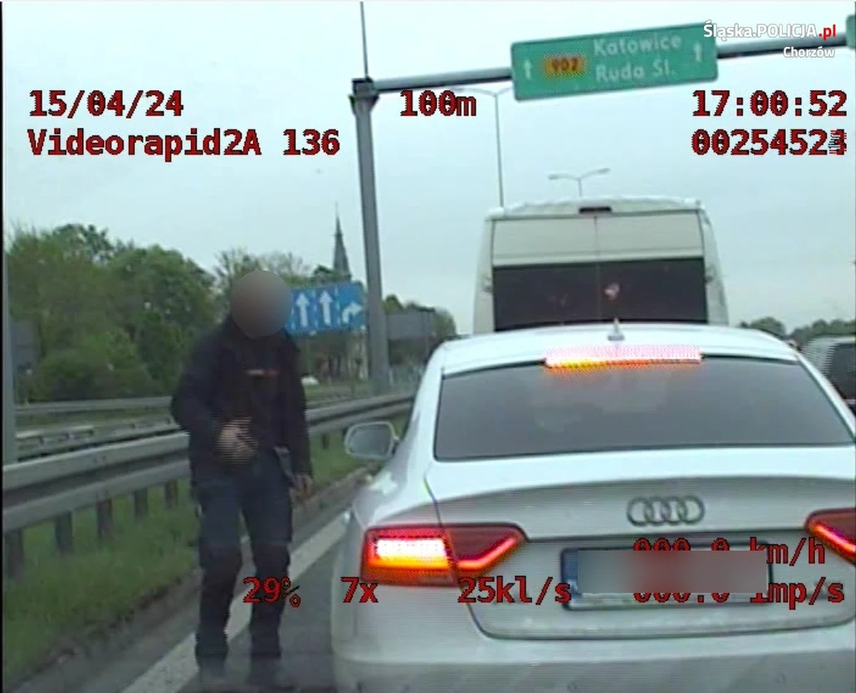 Wideorejestrator chorzowskiej drogówki zarejestrował bardzo niebezpieczne zachowanie jednego z kierujących. Kierowca busa, chcąc samodzielnie zadbać o "porządek" na drodze, zatrzymał się na lewym pasie Drogowej Trasy Średnicowej, nieomal doprowadzając do zderzenia. Na szczęście na miejscu szybko znaleźli się policjanci. Teraz grozi mu grzywna.
