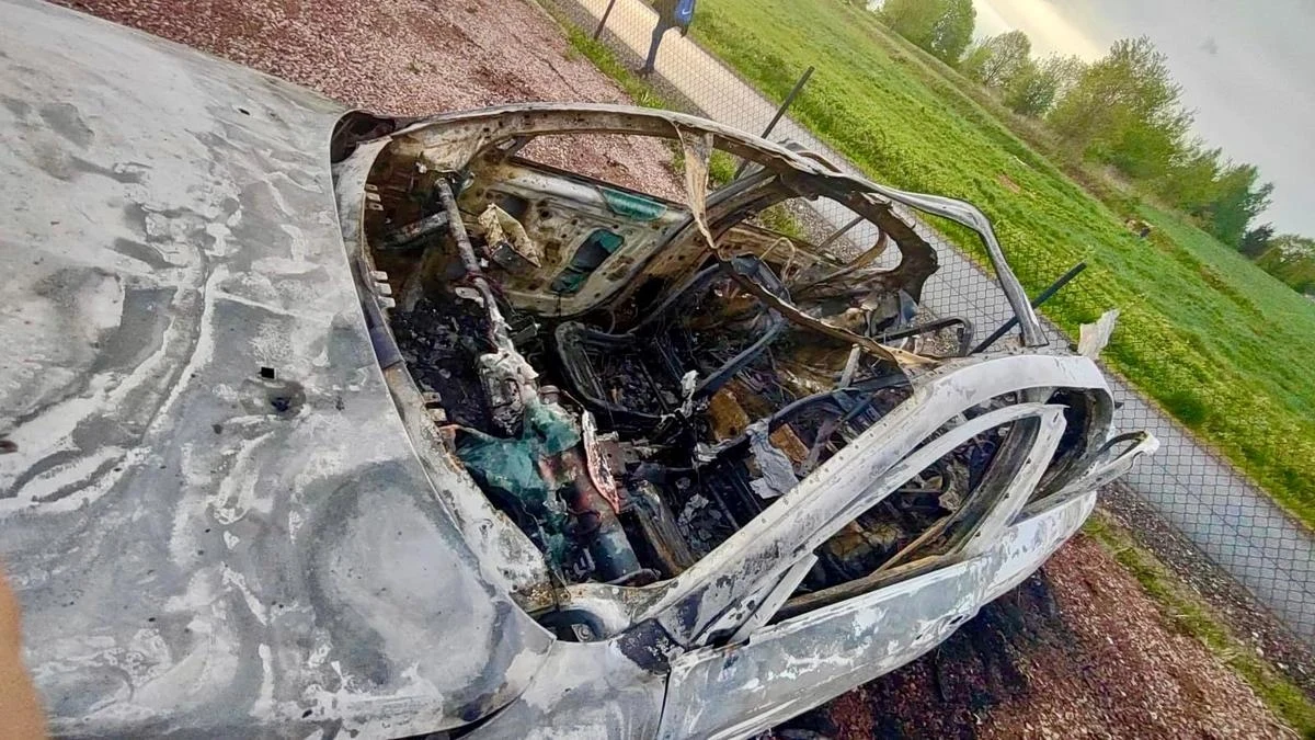 To był ułamek sekundy. Na jednym z parkingów w powiecie wielickim nagle eksplodowała instalacja gazowa w samochodzie, a wszystko wokół stanęło w ogniu. Na szczęście w pobliżu samochodu nie było nikogo.