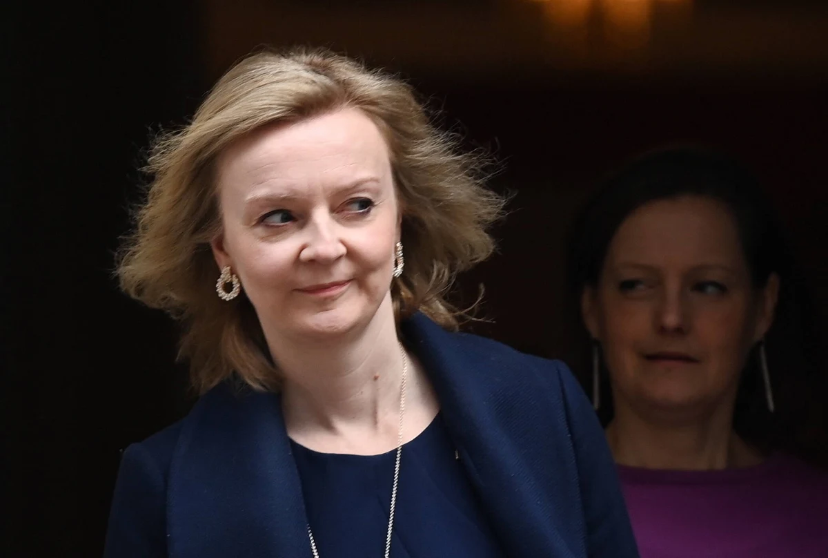 Kryzys na Downing Street zażegnany. To po rewelacjach byłej premier Liz Truss, która w swoich pamiętnikach skarży się na pchły w mieszkaniu, które zajmowała przez 49 dni. Przeszła do historii jako najkrócej piastująca urząd premier Wielkiej Brytanii. 