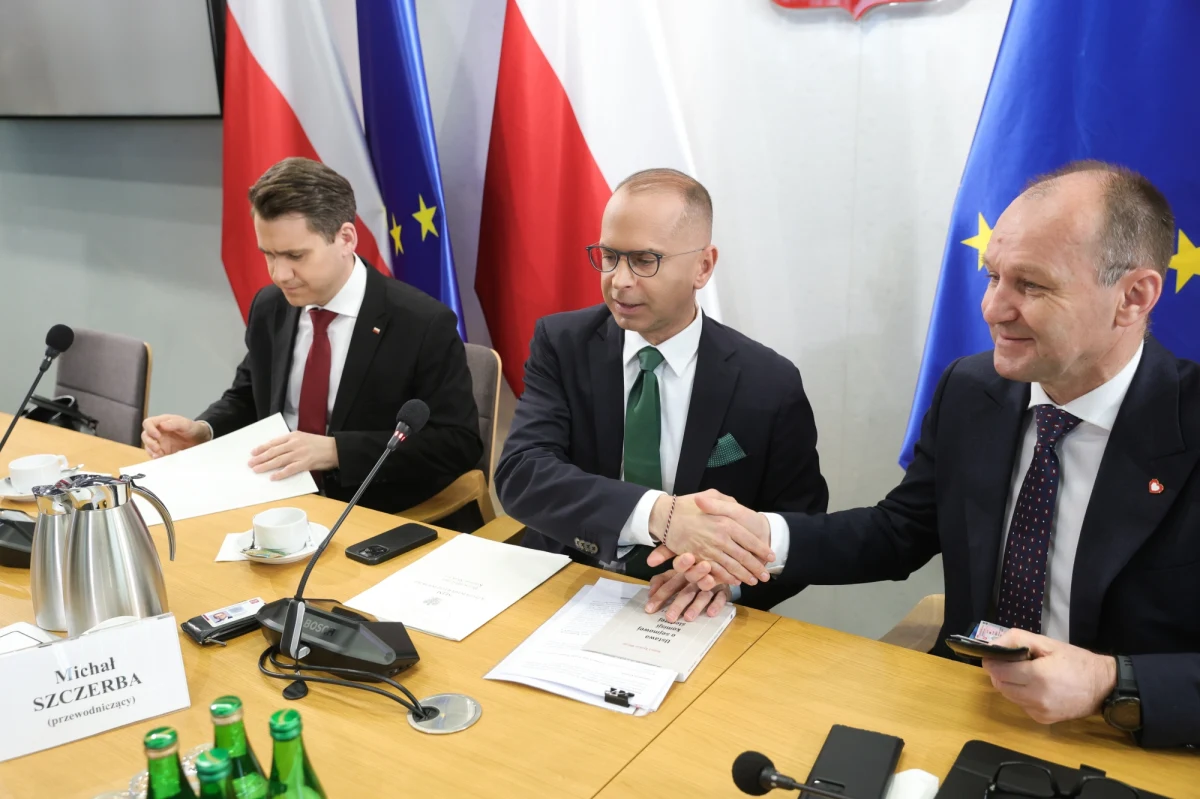 Były szef MSWiA Mariusz Kamiński nie pojawił się dziś o godz. 10 przed sejmową komisją śledczą ds. afery wizowej. W tym czasie był bowiem w Prokuraturze Okręgowej w Warszawie. W związku z tym przewodniczący komisji Michał Szczerba wyznaczył nowy termin przesłuchania Kamińskiego na poniedziałek 22 kwietnia na godz. 13.