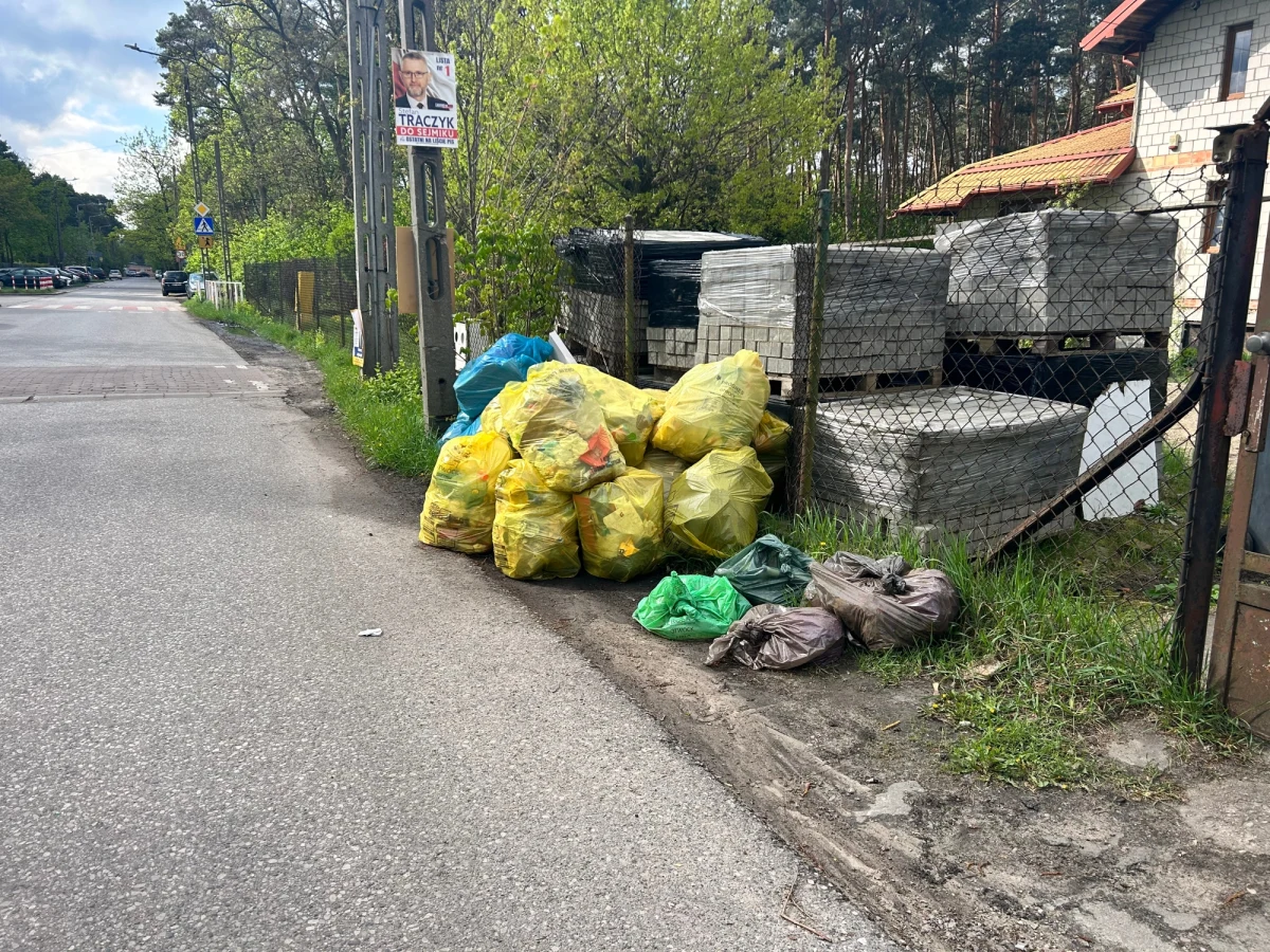 Mazowiecki Otwock ma podobny problem jak włoski Neapol. To zalegające na ulicach śmieci, które są niewywożone od kilku dni. Firma, która się tym zajmowała, w poniedziałek zerwała z miastem umowę. Mieszkańcy skarżą się na przepełnione wiaty śmietnikowe i smród, który wydobywa się z pojemników.