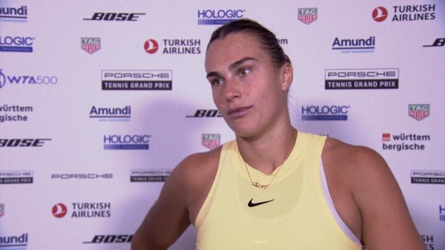 Aryna Sabalenka powiedziała, że "jest bliska płaczu", gdy patrzyła, jak jej bliska przyjaciółka Paula Badosa wycofuje się z gry z powodu kontuzji w ich środowym meczu WTA w Stuttgarcie.
Sabalenka awansowała do ćwierćfinału 7-6(4), 4-6, 3-3 po tym, jak kontuzja lewego uda zmusiła Badosę do poddania meczu.
Para, która jest bliskimi przyjaciółmi poza kortem, kilkakrotnie obejmowała się po meczu, a Badosa zalała się łzami.