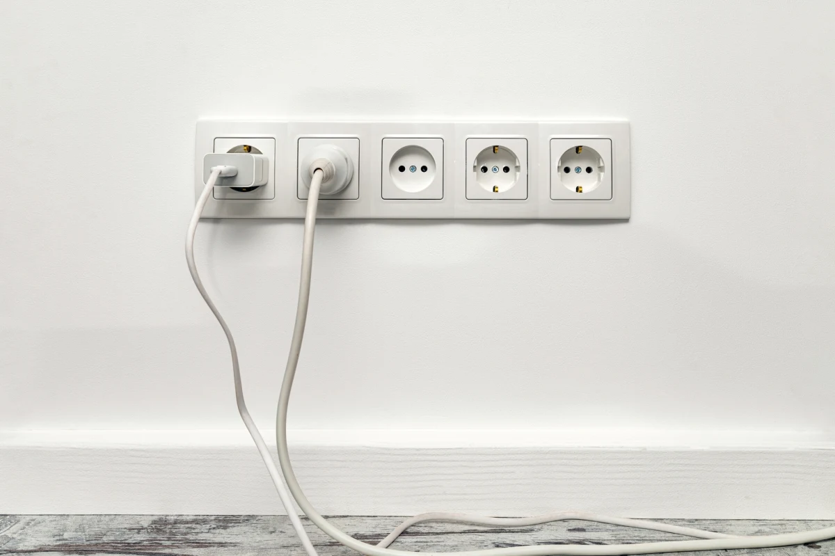 Rachunki za prąd od lipca wzrosną o kilkanaście procent - przewidują w RMF FM analitycy. Komentują w ten sposób zaprezentowany w tym tygodniu przez rząd projekt nowych przepisów dotyczący cen energii w drugiej połowie roku. Nasz dziennikarz Michał Dobrołowicz rozmawiał na ten temat z minister klimatu na trwającym w Warszawie kongresie sektora energetycznego EuroPOWER. Paulina Hennig-Kloska potwierdza, że te prognozy mogą się sprawdzić. Projekt Ministerstwa Klimatu i Środowiska przewiduje zamrożenie ceny energii elektrycznej dla gospodarstw domowych na poziomie 500 zł/MWh. "Rachunki wzrosną akceptowalnie" - tłumaczy szefowa resortu klimatu i środowiska w rozmowie z dziennikarzem RMF FM.