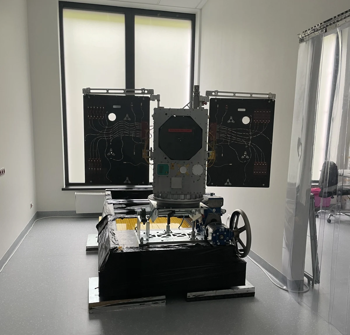 Polska firma Creotech Instruments zaprojektowała i stworzyła satelitę, który jeszcze w tym roku zostanie wystrzelony na orbitę Ziemi. Wyniesie go rakieta Falcon 9 firmy SpaceX, a urządzenie będzie miało za zadanie przede wszystkim obserwacje naszej planety.