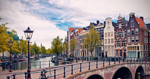 Amsterdam zaostrza politykę dotyczącą funkcjonowania hoteli. "Nowy hotel będzie mógł powstać tylko, jeśli stary zostanie zamknięty" - podały władze stolicy Holandii. Zmiany mają przynieść ulgę mieszkańcom miasta obciążonego turystami.