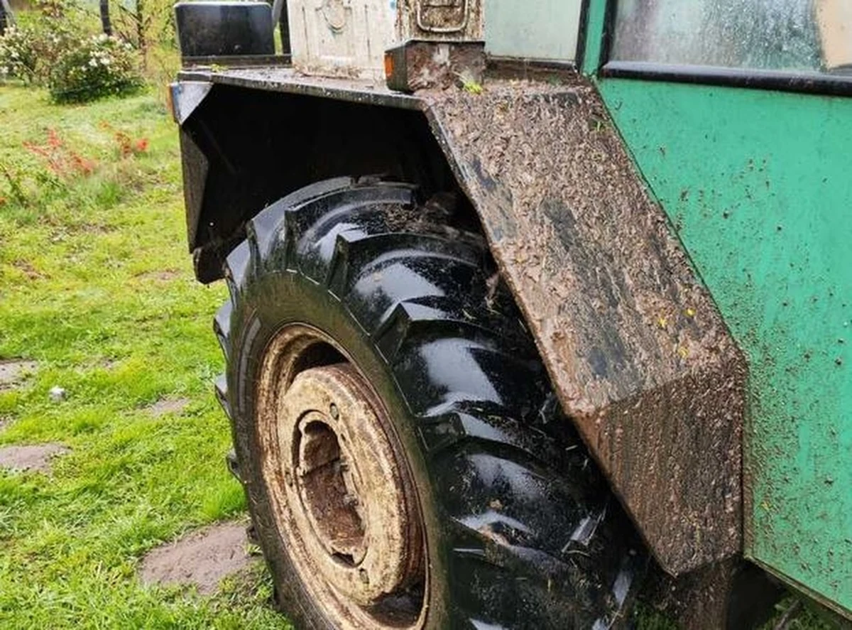 Pijany 59-letni traktorzysta z gminy Sławno w woj. zachodniopomorskim na widok policyjnej kontroli drogowej zamiast się do niej zatrzymać, przyspieszył. Wjechał w pole, następnie w las. Tam porzucił traktor. Pieszo nie uciekł daleko.