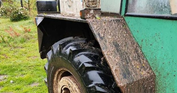 Pijany 59-letni traktorzysta z gminy Sławno w woj. zachodniopomorskim na widok policyjnej kontroli drogowej zamiast się do niej zatrzymać, przyspieszył. Wjechał w pole, następnie w las. Tam porzucił traktor. Pieszo nie uciekł daleko.