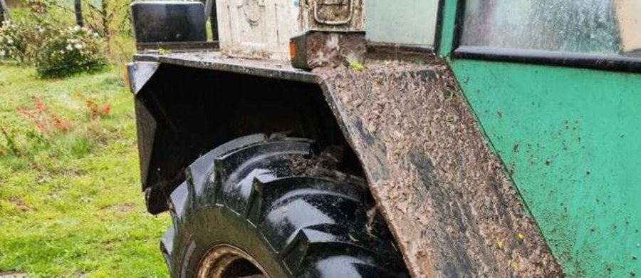 Pijany 59-letni traktorzysta z gminy Sławno w woj. zachodniopomorskim na widok policyjnej kontroli drogowej zamiast się do niej zatrzymać, przyspieszył. Wjechał w pole, następnie w las. Tam porzucił traktor. Pieszo nie uciekł daleko.