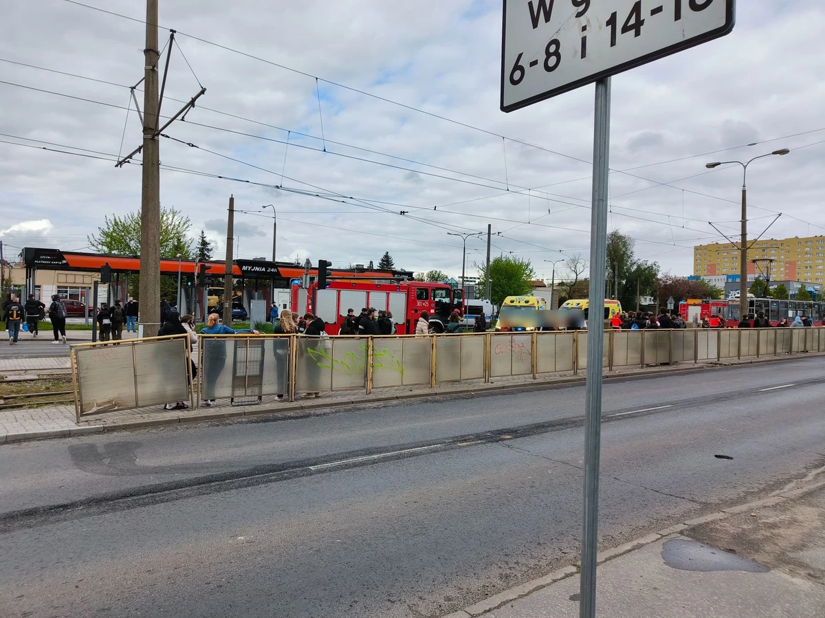 Tragedia w Bydgoszczy. Nie żyje 15-letnia dziewczyna, która wpadła pod tramwaj na ul. Fordońskiej.