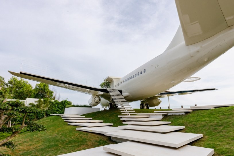 Marzy wam się oryginalny domek letniskowy w egzotycznym miejscu? A co powiecie na rezydencję w kadłubie samolotu Boeing 737, położoną na skraju klifu na Bali?