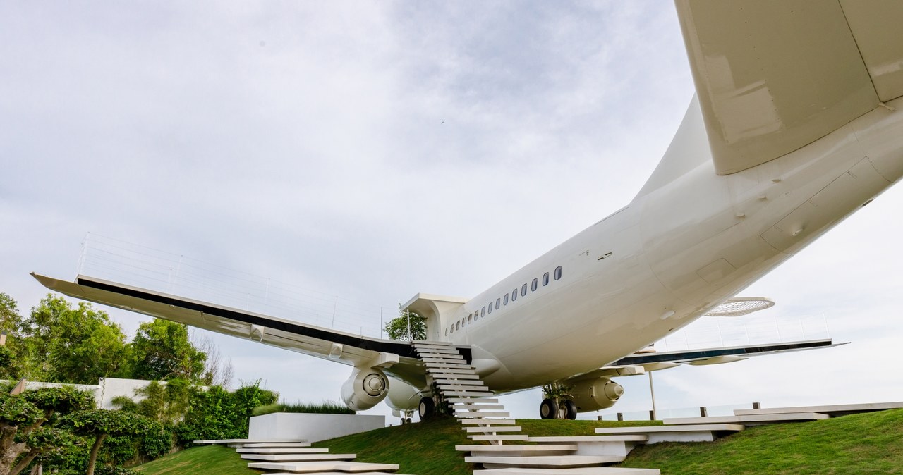 Marzy wam się oryginalny domek letniskowy w egzotycznym miejscu? A co powiecie na rezydencję w kadłubie samolotu Boeing 737, położoną na skraju klifu na Bali?