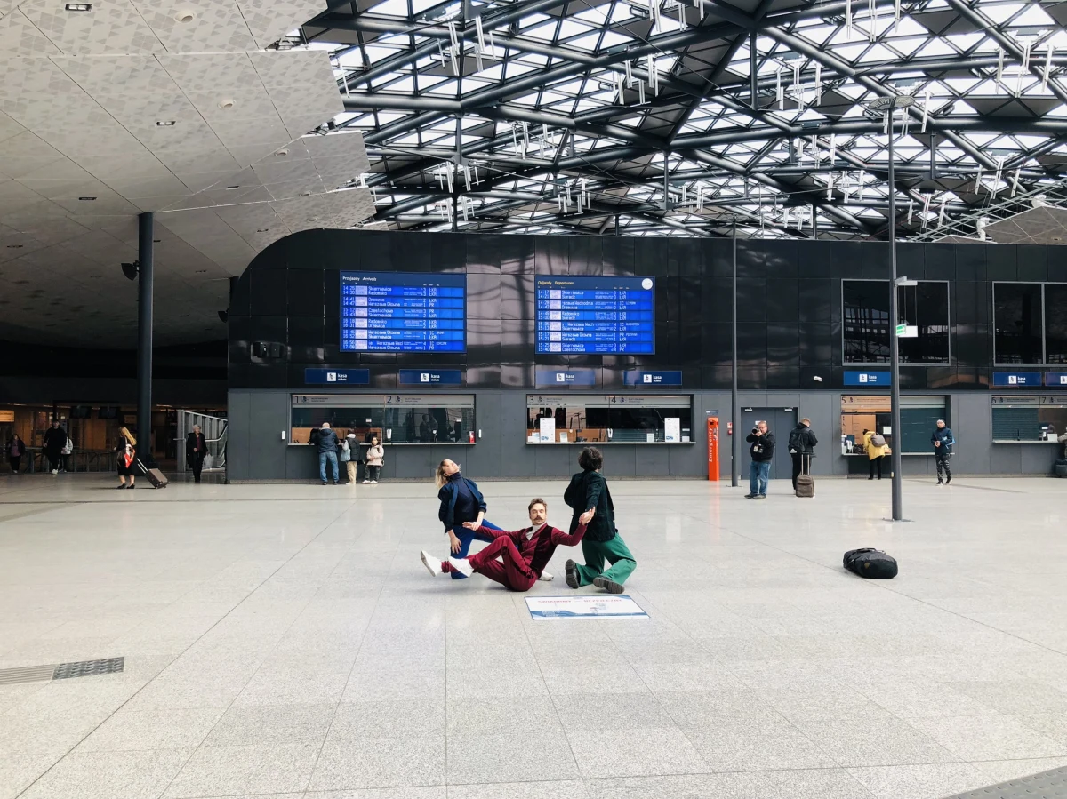 Najważniejsze wydarzenie taneczne w naszym kraju: 15 przedstawień na 7 scenach od dziś (18 kwietnia) do niedzieli. Polska Platforma Tańca 2024 zawitała do Łodzi. Specjalnym zaproszeniem dla widzów był performance w stylu silent disco na dworcu Łódź Fabryczna.