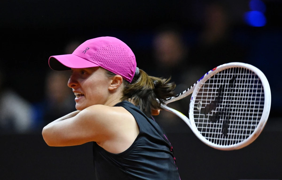 Liderka światowego rankingu tenisistek Iga Świątek pokonała Belgijkę Elise Mertens 6:3, 6:4 i awansowała do ćwierćfinału halowego turnieju WTA 500 na kortach ziemnych w Stuttgarcie. Jej kolejną rywalką będzie Brytyjka Emma Raducanu.