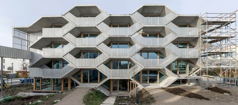 W Monachium powstaje wyjątkowy budynek mieszkalny zaprojektowany przez niemiecką firmę architektoniczną Peter Haimerl Architektur, przypominający plaster miodu. To zdaniem autorów nie tylko sztuka, ale i symbol efektywności i harmonii społeczności.