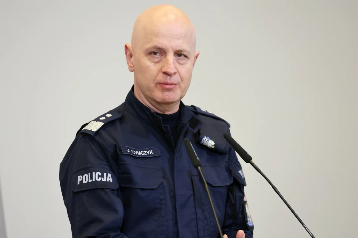 Jarosław Szymczyk w momencie odpalenia granatnika był sam w swoim gabinecie w Komendzie Głównej Policji - takie informacje dotyczące przebiegu incydentu z grudnia 2022 roku potwierdziła Prokuratura Regionalna w Warszawie. To ta jednostka prowadzi jedno ze śledztw w sprawie eksplozji, w którym generał ma status poszkodowanego.