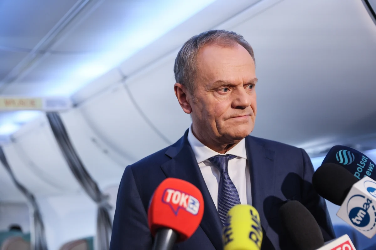 Nawet jeśli mamy do czynienia z odosobnionym wypadkiem szaleńca, musimy zdać sobie sprawę, że obecnie wszyscy powinniśmy być skupieni na bezpieczeństwie – powiedział premier Donald Tusk, komentując doniesienia o zatrzymaniu Polaka, podejrzanego o współpracę z wywiadem Rosji. Mówił też o tym, że sytuacja na ukraińskim froncie jest krytyczna, a najbliższe tygodnie mogą rozstrzygnąć o losach wojny.