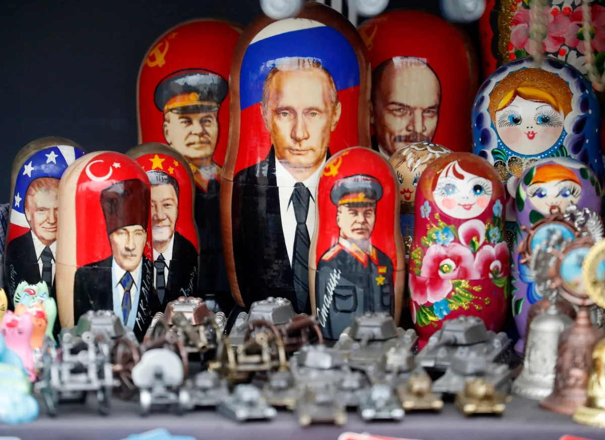 Rosyjscy urzędnicy, deputowani i pracownicy instytucji państwowych mają zakaz wyjazdów za granicę, nawet do krajów zaprzyjaźnionych – pisze Reuters, powołując się na anonimowe źródła. Służby obawiają się wycieku „tajemnic państwowych”.