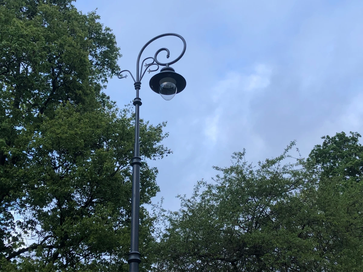 "Świecące pastorały" wróciły do Warszawy. Chodzi o sto nowych latarni w Parku Skaryszewskim. Wszystkie wyglądem przypominają latarnie, które świeciły w stolicy prawie sto lat temu. Swoją nazwę zawdzięczają charakterystycznemu kształtowi biskupiego pastorału.