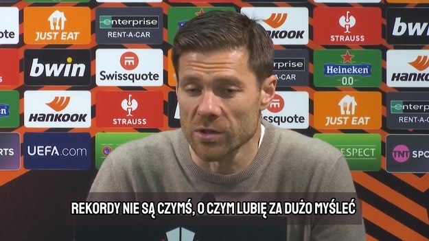 
Główny trener Bayeru Leverkusen, Xabi Alonso, powiedział, że jest „zachwycony” dotarciem do półfinału Ligi Europejskiej UEFA po raz drugi z rzędu po remisie 1:1 z West Ham United w czwartkowym rewanżowym meczu ćwierćfinałowym, który przypieczętował zwycięstwo 3:1 w dwumeczu.

Kilka dni po świętowaniu pierwszego w historii tytułu mistrza Bundesligi Leverkusen pozostaje na dobrej drodze do zdobycia historycznej potrójnej korony i przedłużył swoją passę meczów bez porażki do 44 meczów.